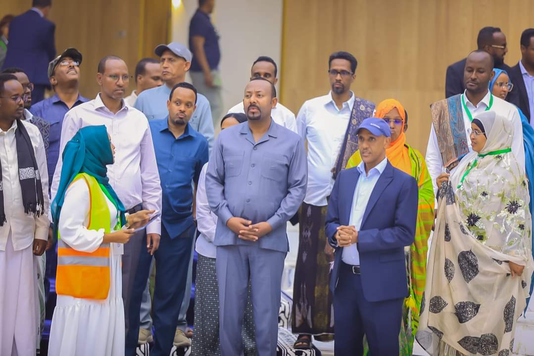 yoocaale_01's tweet photo. #Abiyeahmed #mustafeOmer #Ahmedshide &amp; #adenfarah visited godey and opened godey airport, Abiye Ahmed bushing to move DDS city to godey, &amp; jigjiga wil be all Ethiopian pple home city.
That is against whole somali state citizens. https://t.co/98iaaofV6u