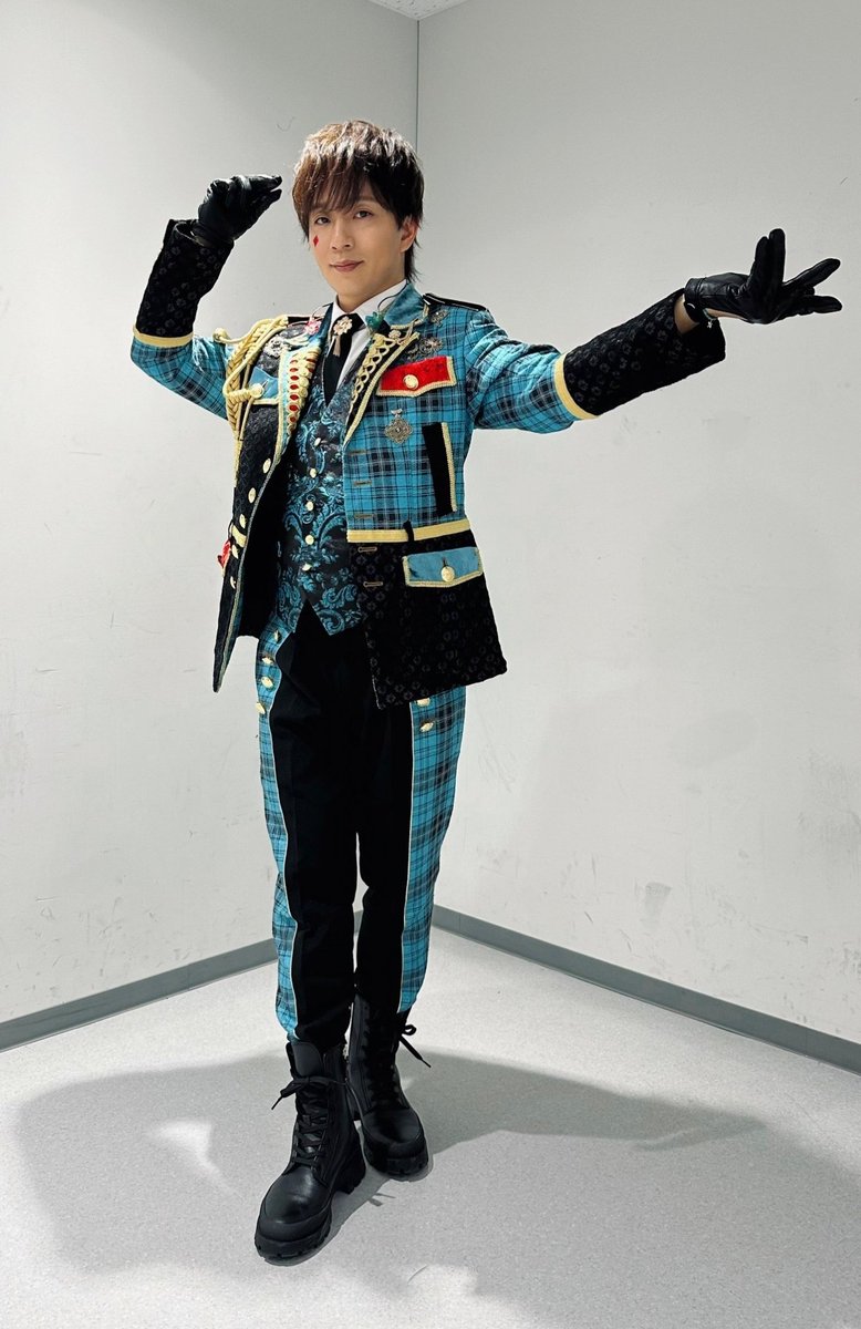 masatomo_'s tweet photo. #スタフォニ ユニット衣装全身図。
と、角度で色が変わる艷やか共通衣装ブローチ。 https://t.co/vKn8U86JnR