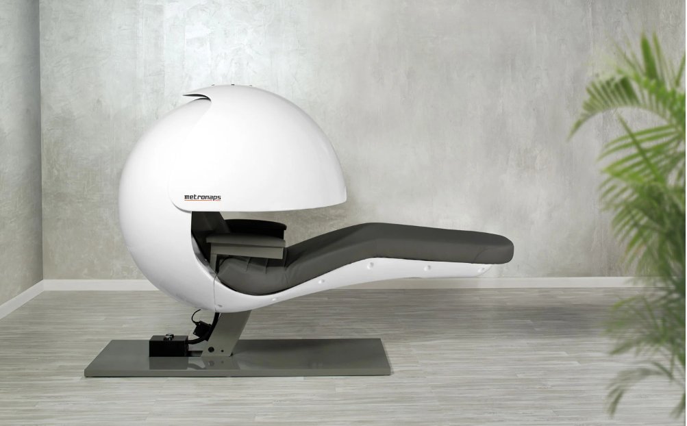 Have a layover in #Singapore airport and need a place for some shut eye? Here's a guide by @endlessdistances where you get all the info from sleeping pods to napping suites in Changi airport. Happy travels! 

bit.ly/3uzY2yL

#travelblog #traveltips