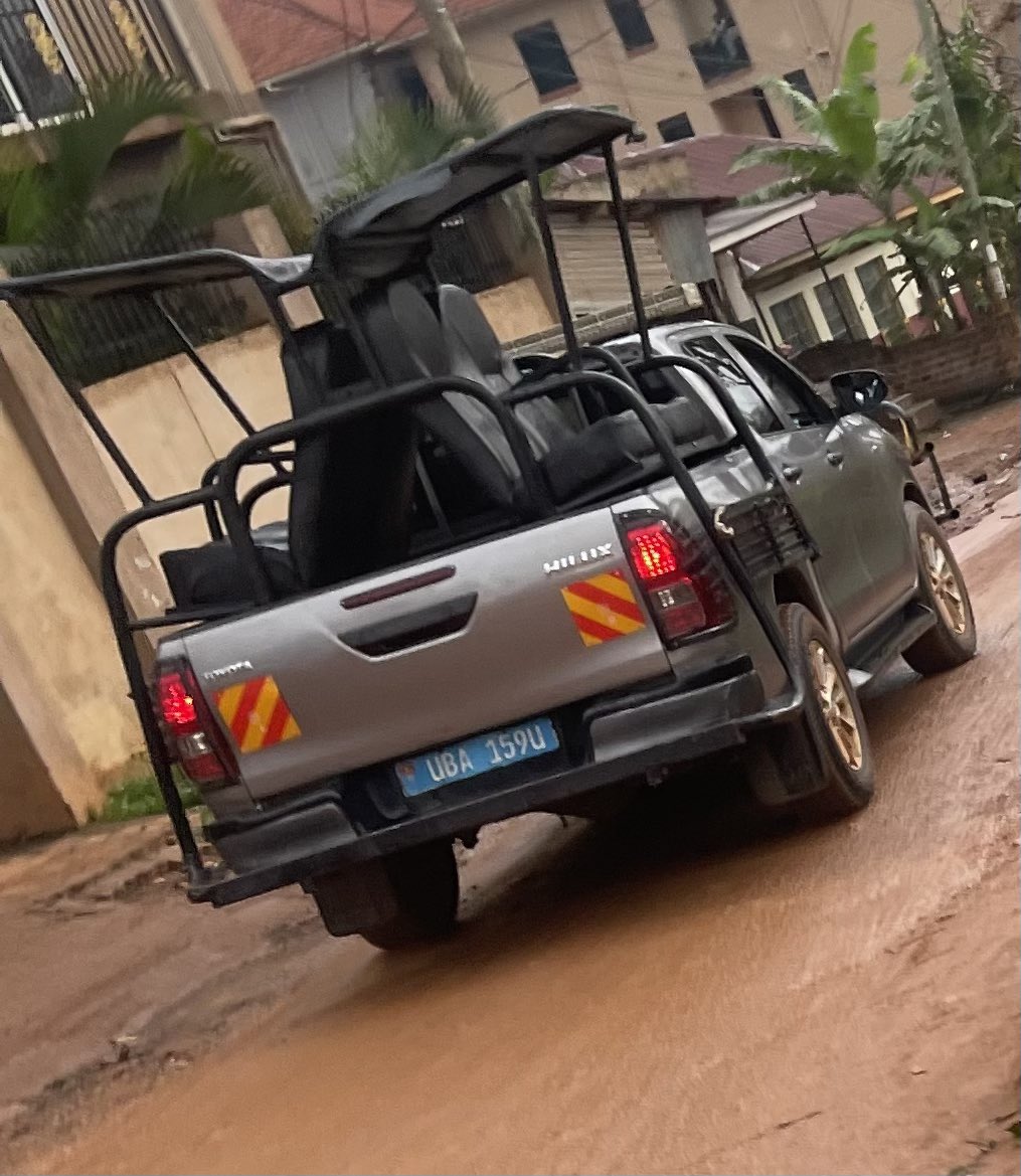 AbookiEllah's tweet photo. @PoliceUg @M_Kananura @GenWamala you sent us to do this. Please help. He was overtaking and ended up knocking @odekeys car. I was a witness. He brought out police to try and intimidate him but he stood his ground. He ended up driving off. https://t.co/nHFF2kv7S9
