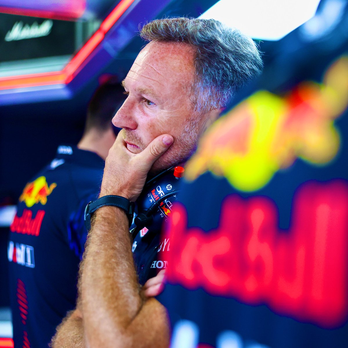 Dernier_Secteur's tweet photo. 🚨💣 Selon @F1insidercom, "une apparition avec Christian Horner à la tête de Red Bull n'est quasiment plus envisageable" ! 😯

Le média allemand livre par ailleurs de nombreuses infos concernant cette 'affaire Horner' :

👉 L’audition de Christian Horner est terminée mais les conclusions transmises par l’avocat ne sont pas encore connues. 

👉 La collaboratrice du management intermédiaire à l’origine de la plainte s'est sentie sous pression, la manière dont la contrainte présumée a été exercée n'étant pas compatible avec les principes moraux modernes.

👉 Bernie Ecclestone, proche de Horner, aurait conseillé au boss de l’écurie Red Bull de démissionner afin d'éviter de nouveaux dommages pour lui-même et sa famille. Horner refuserait de démissionner, niant toutes les accusations.

👉 Horner serait soutenu par les propriétaires thaïlandais de Red Bull qui possèdent 51% du groupe. Cependant, Mark Mateschitz, le fils de Dietrich, est le plus grand actionnaire individuel de la marque avec 49%.

👉 Liberty Media est très attentif à cette affaire, et ferait même pression sur Red Bull. Stefano Domenicali aurait ainsi téléphoné à Mark Mateschitz à la demande des Américains. Si ces reproches étaient réels, Horner ne pourrait pas conserver son poste.

👉 Autre problème pour Horner, il se serait fait des ennemis au cours des trois dernières années chez Red Bull. Que ce soit Adrian Newey, la famille Verstappen ou encore Helmut Marko.

#F1