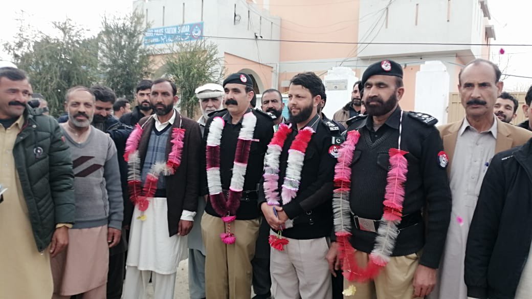 MansehraPolice's tweet photo. تھانہ صدر (-) گاڑی بکنگ کرکے ویران جگہ پر لے جاکراسلحہ کی نوک پر  گاڑی اور نقدی سے محروم کرنے والے ایبٹ آباد کے رہائشی 3ملزمان گرفتار ، ایبٹ آباد کے رہائشی شخص سے چھینی گئ گاڑی برآمد کرلی گئ. https://t.co/Fc4tavMAfo