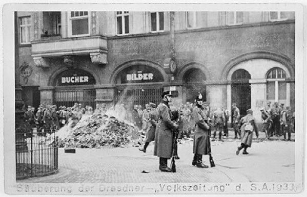 der_wolf_aus_dd's tweet photo. Die Zerstörung der Kunst- und Kulturstadt #Dresden begann schon lange vor dem 13. Feb. 1945.

Ab 1933 wurden Bücher verbrannt, Menschen ausgegrenzt, Musik (z.B. Mendelssohn) verboten, die Sempersynagoge zerstört.

Die Verrohung des Geistes geht der Zerstörung des Menschen voraus. https://t.co/pzPzsV6gGt
