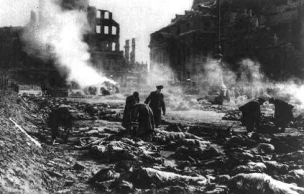 der_wolf_aus_dd's tweet photo. Die Zerstörung der Kunst- und Kulturstadt #Dresden begann schon lange vor dem 13. Feb. 1945.

Ab 1933 wurden Bücher verbrannt, Menschen ausgegrenzt, Musik (z.B. Mendelssohn) verboten, die Sempersynagoge zerstört.

Die Verrohung des Geistes geht der Zerstörung des Menschen voraus. https://t.co/pzPzsV6gGt