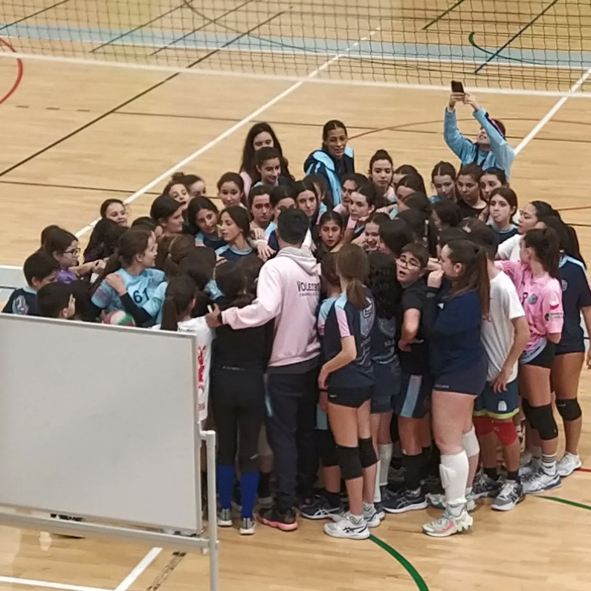 VbTorrelavega's tweet photo. 🔙 Ayer dio comienzo en La Habana Vieja 🏡 nuestra semana de voley 🏐 con tecnificación y perfeccionamiento a distintos niveles, con nuestras jugadoras de #SF2🔝 presentes para ayudar a los deportistas que han apostado por esta iniciativa 🤗

#TorrelavegaEsVoley #Torrecantera https://t.co/E4Peg1Wyps