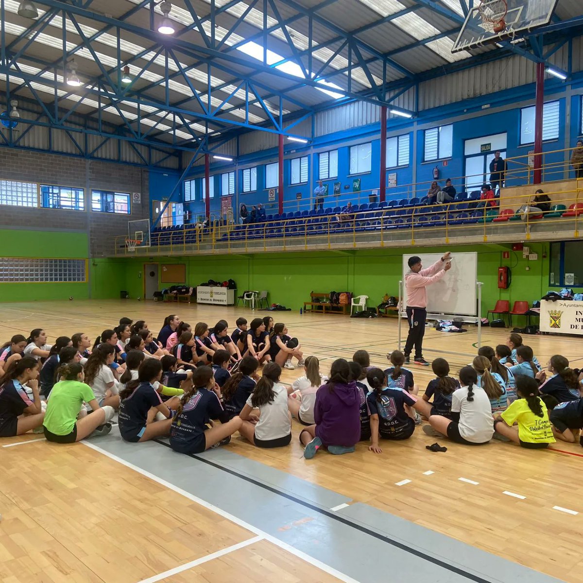 VbTorrelavega's tweet photo. 🔙 Ayer dio comienzo en La Habana Vieja 🏡 nuestra semana de voley 🏐 con tecnificación y perfeccionamiento a distintos niveles, con nuestras jugadoras de #SF2🔝 presentes para ayudar a los deportistas que han apostado por esta iniciativa 🤗

#TorrelavegaEsVoley #Torrecantera https://t.co/E4Peg1Wyps