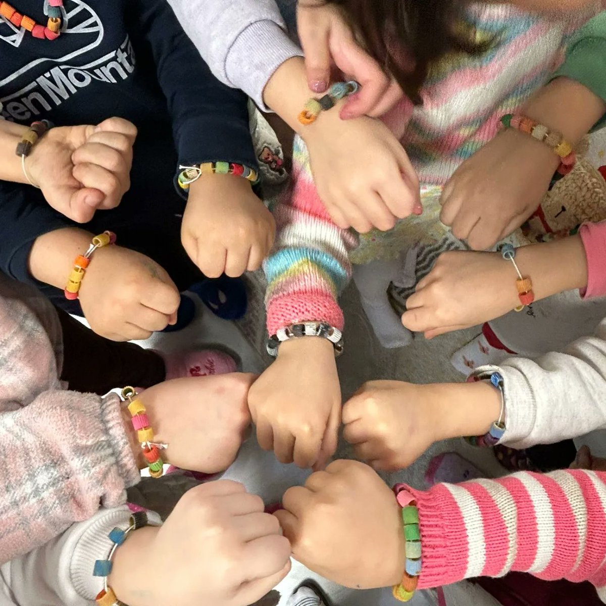 svrkmehmetcik's tweet photo. Bigep-Metip Projesi- Anne Atölyesi kapsamında anasınıf 5/D sınıfında velimizin katılımıyla "Makarnadan Bileklik ve Kolye " etkinliği yapıldı. Bu güzel etkinlik için velimeze ve ögretmenimize teşekkür ederiz. #bigep #metip https://t.co/6kxg0p5DvG
