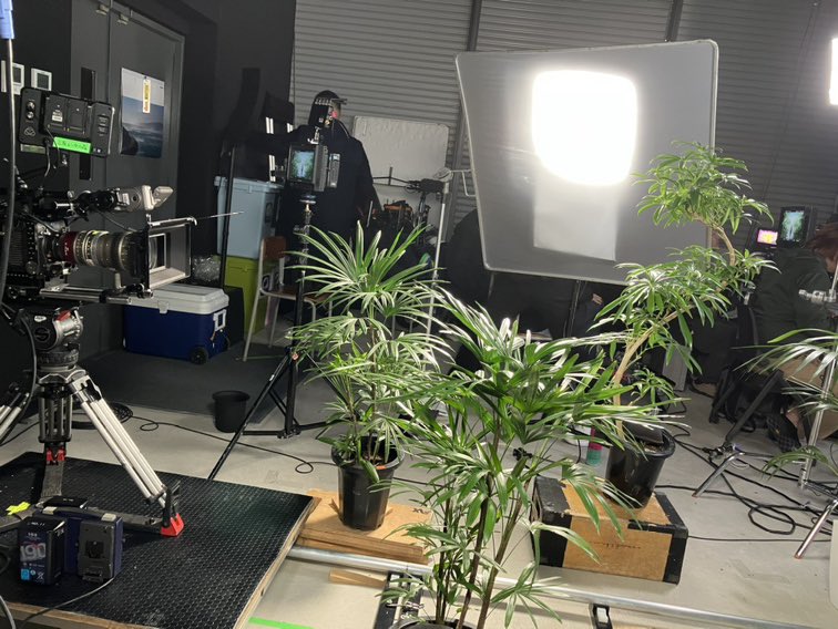 telmicneo_kouho's tweet photo. 昨日に続き本日もテルスタで撮影中!!
このような小道具とも相性が良いのはLEDウォールを用いたバーチャルプロダクションの特徴です。
#バーチャルプロダクションスタジオ #XR #InCameraVFX #3DCG https://t.co/9YGlbwU2rs