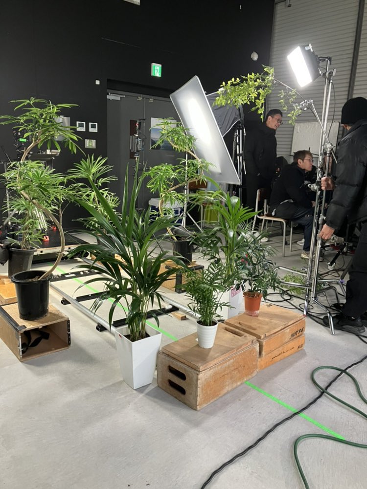 telmicneo_kouho's tweet photo. 昨日に続き本日もテルスタで撮影中!!
このような小道具とも相性が良いのはLEDウォールを用いたバーチャルプロダクションの特徴です。
#バーチャルプロダクションスタジオ #XR #InCameraVFX #3DCG https://t.co/9YGlbwU2rs