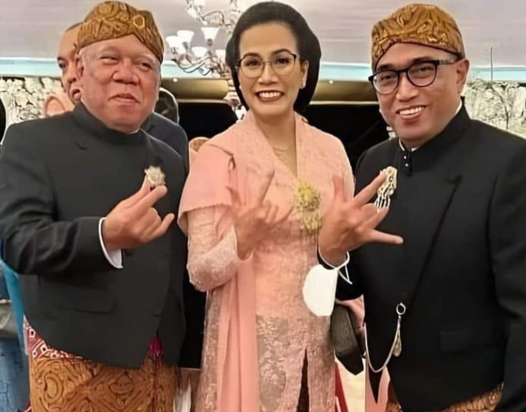 Pakde Budhe bertiga ini mantab dukung 03 masak Kita engga, rugi dong!!! 🤟

Ganjar - Mahfud pilihan terbaik, Pemimpin yg mau mendengarkan suara rakyat dan mampu beri solusi untuk persoalan rakyat. 

#GanjarMahfud2024
#GanjarPresidenRakyat
#KratonBersamaRakyat
Dirty Vote