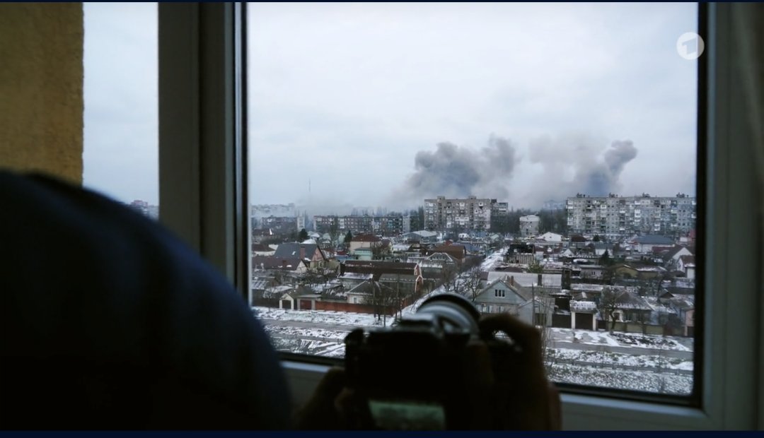 ARD hat die Dokumentation "20 Tage in Mariupol" in der Mediathek zur Verfügung gestellt. Die Sendung selbst wird am 19.2. im Fernsehen übertragen.
Ich habe mir die Doku angeschaut und bin mir dessen sehr wohl bewusst, das es nicht alle Menschen erreichen wird. Mich hat diese Doku