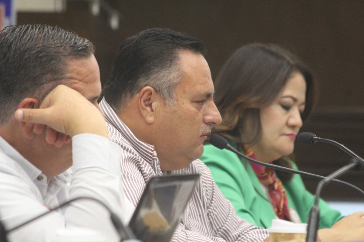 Isidro40107941's tweet photo. Definitivo, en el municipio de Los Cabos el transporte está sin inspección. Por lo tanto existe omisión de la autoridad Estatal, la Federación a través de la SICT. La ley no contempla una Unidad del Transporte, luego, sus acciones son nulas. Entre lo político y lo Economico. https://t.co/St1zXAtpbq