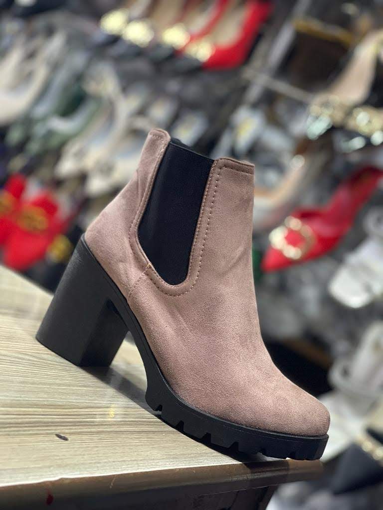 Ladies, How did you get to work today? 🤔🌧️ How about we try these for tomorrow WhatsApp 0726400080 We deliver Nationwide 🇺🇬