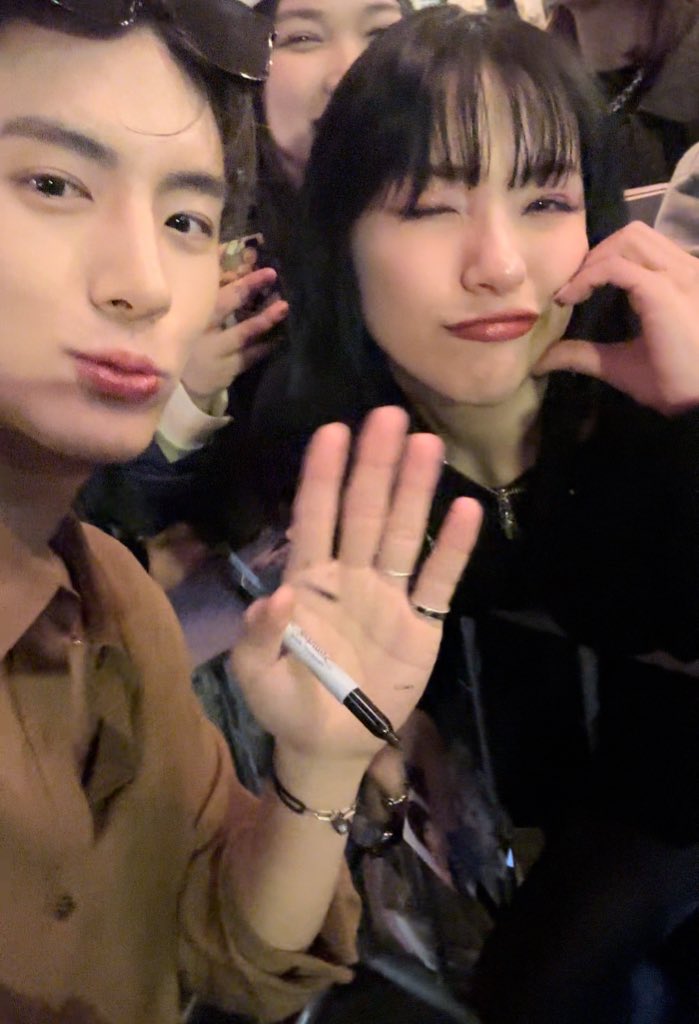 로지별 tweet media