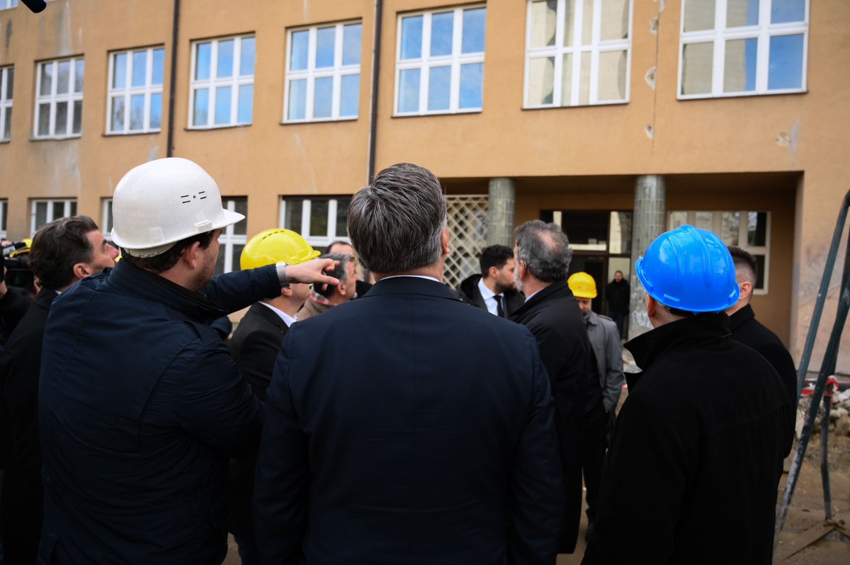 AndrejPlenkovic's tweet photo. Nastavljamo s cjelovitom obnovom u Zagrebu! Obišli smo zgradu Učiteljskog fakulteta i gradilište zgrade u državnom vlasništvu #MPGI, za čiju smo obnovu osigurali više od 65 milijuna €. 
#NPOO #EUSF @VladaRH 
🇭🇷🇪🇺 https://t.co/gA2lM1OXjl