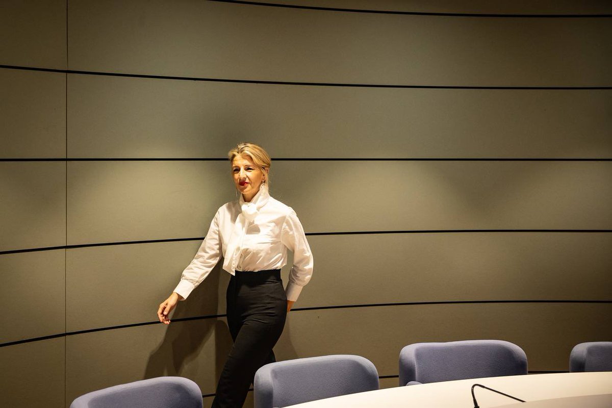 Yolanda_Diaz_'s tweet image. Hoy el colectivo LGTBI hace historia: por primera vez se lleva a cabo una mesa de diálogo social para abordar sus derechos en el ámbito laboral.

No podemos permitir que sigan sufriendo discriminación. El trabajo tiene que ser, y será, un espacio seguro.