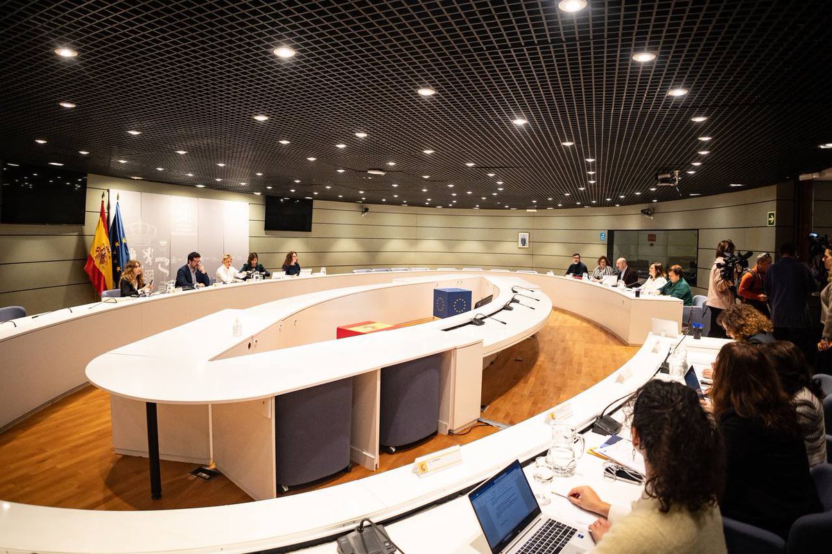 Yolanda_Diaz_'s tweet image. Hoy el colectivo LGTBI hace historia: por primera vez se lleva a cabo una mesa de diálogo social para abordar sus derechos en el ámbito laboral.

No podemos permitir que sigan sufriendo discriminación. El trabajo tiene que ser, y será, un espacio seguro.