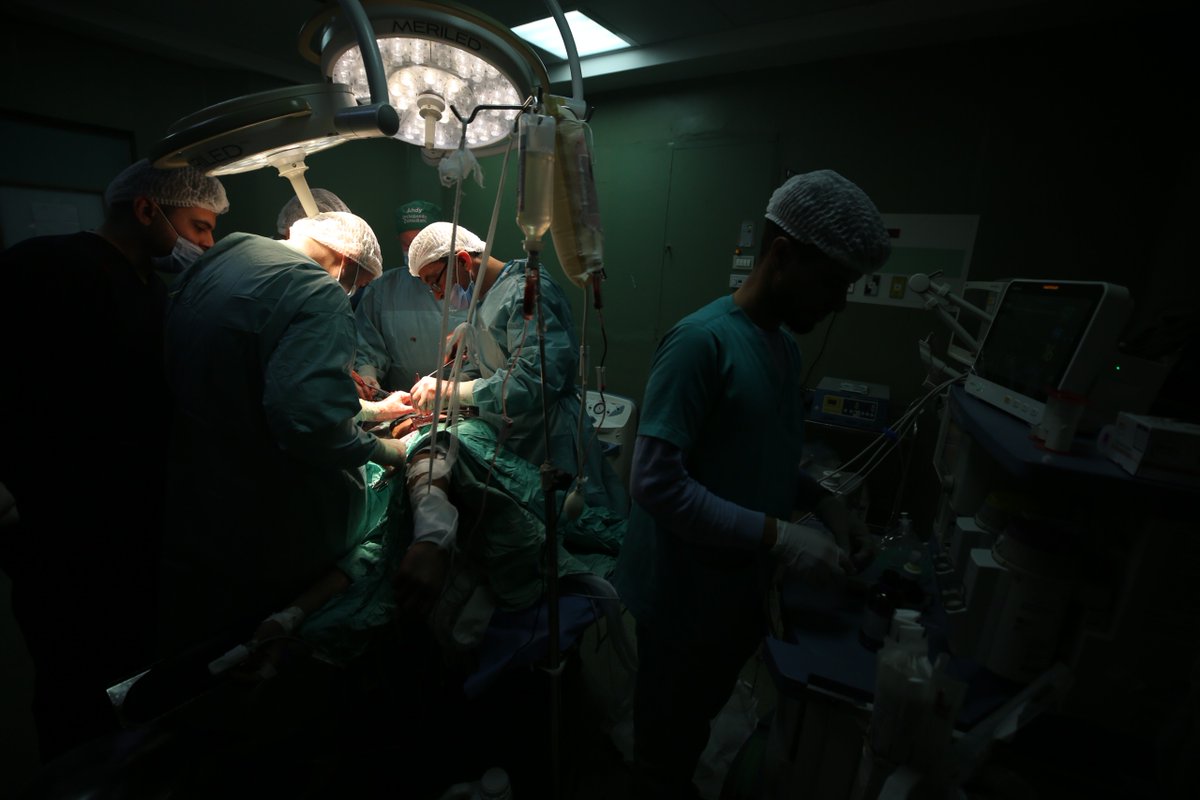 🚨 There are no fully functional hospitals in #Gaza. 36% of hospitals are only partly functional, including Al Aqsa, where our surgical team (pictured) is providing medical care for the wounded. We're one of 12 Emergency Medical Teams (#EMT) in Gaza providing emergency support.