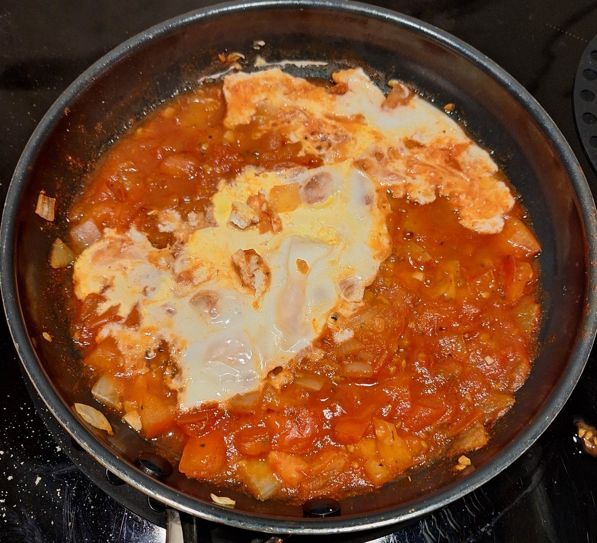 Recipe for shakshuka 😁
Macro's in alt

Ingredients:
- 220g tomatoes 
- 20g tomato paste 
- 1 egg
- 1 eggwhite 
- 30 g union 
- 1 clove of garlic or half a teaspoon