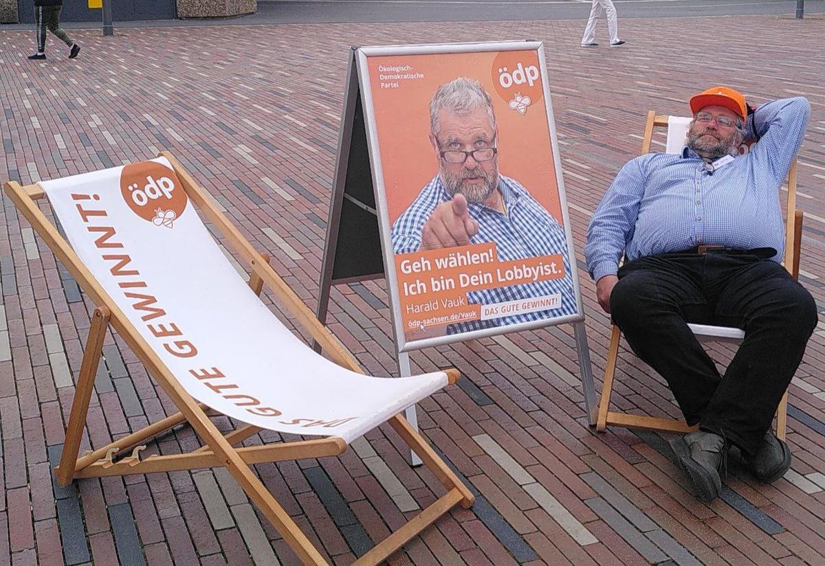 HaraldVauk's tweet photo. Für angehende Lobbyisten ist Wahlkampf kein Honig schlecken
Nur Drohnen leiden mehr.
Was mag der ausgewiesene  Bienen- und Käferexperte Böhmermann zu meiner wissenschaftlich unterlegen  These sagen? 

Apropos "ausgewiesener Experte":
Wohin wurde Böhmermann denn ausgewiesen? 🤔😂 https://t.co/FkWO0op2bV