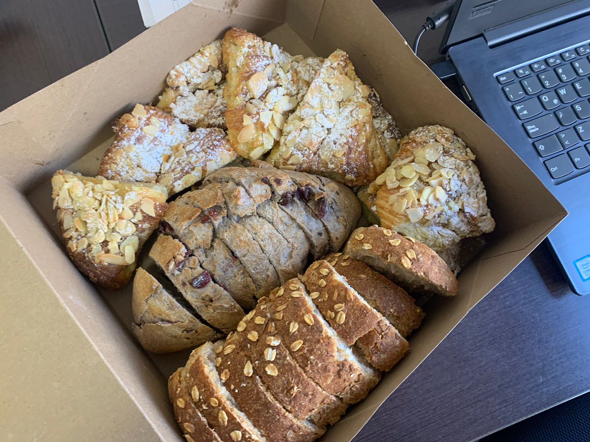 Tus reuniones a primera hora del día son mas productivas con #panavena #panarándanos #croissantalmendras El principal ingrediente de estas delicias es #harinadetrigo fortificada con hierro y vitaminas B1, B2, B3, B9 #EnergiaDelTrigo + #Fortificación = #alimentaciónconsciente
