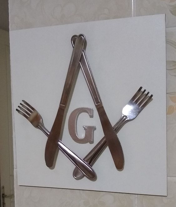 thecraftbloke's tweet photo. Wife: Could you please set the table?
Masonic Husband: HOLD MY APRON! https://t.co/CvZZyPPapU