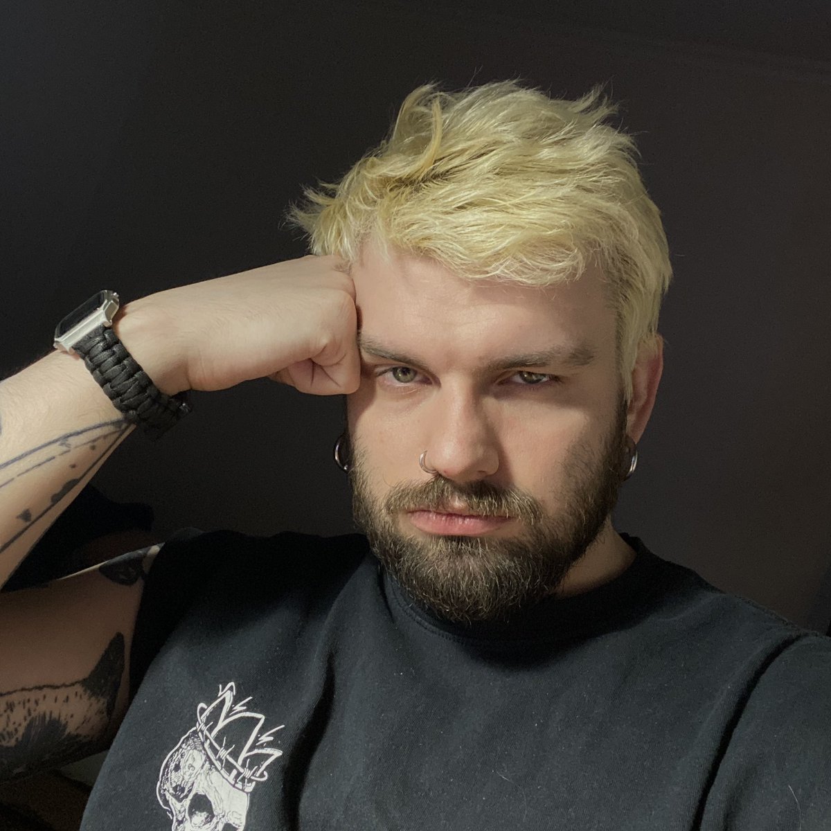 Спим по 4 часа в день, а остальное время работаем. 

Потому что набрал заказов и потом слег с хронической болячкой. Чувствую как кредит доверия ко мне исчерпывается.