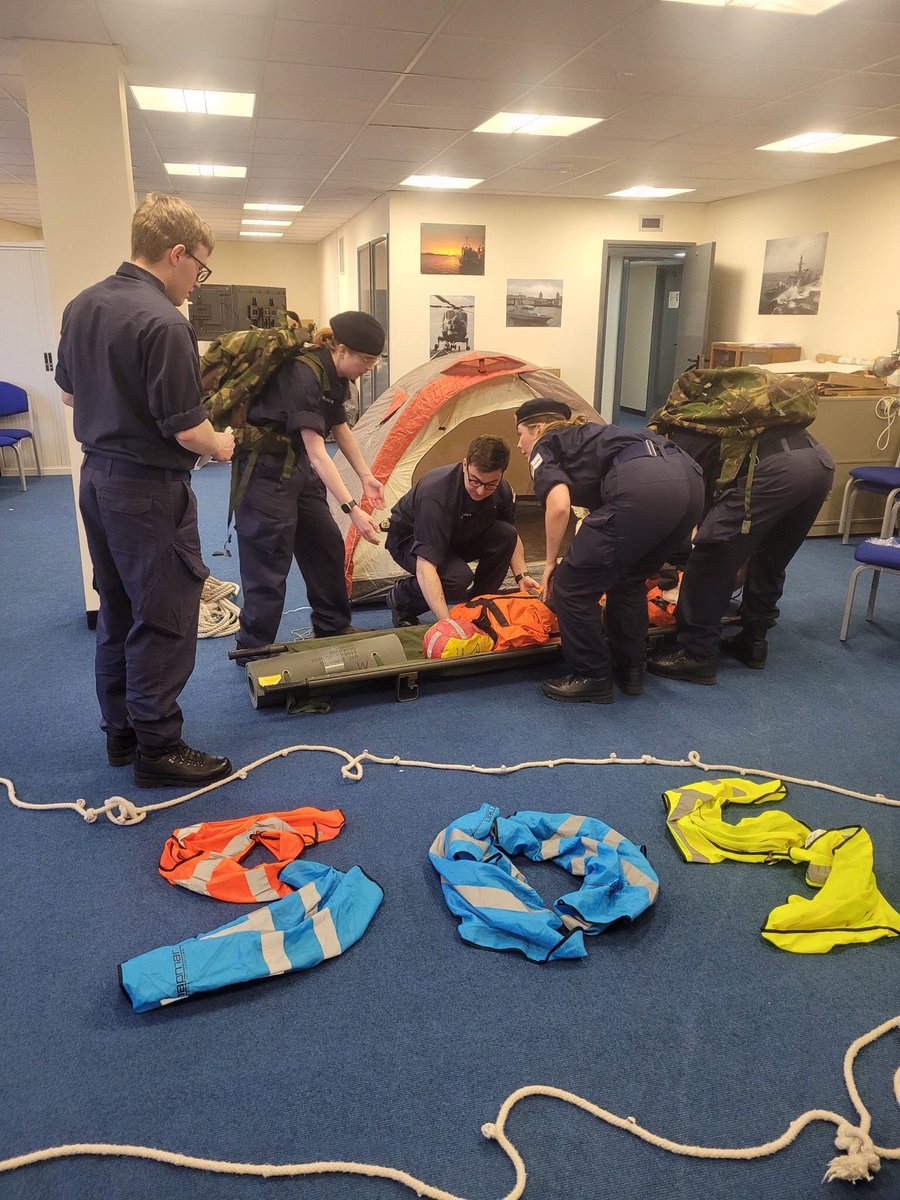 Over the weekend, 12 OCs attended the a regional CLM weekend at @HMSPresidentRNR. It was an amazing two days filled with diverse PLTs such as rescuing casualty dummies and preventing laboratory meltdowns. A huge thank you to @URNULondon for organising and hosting.
