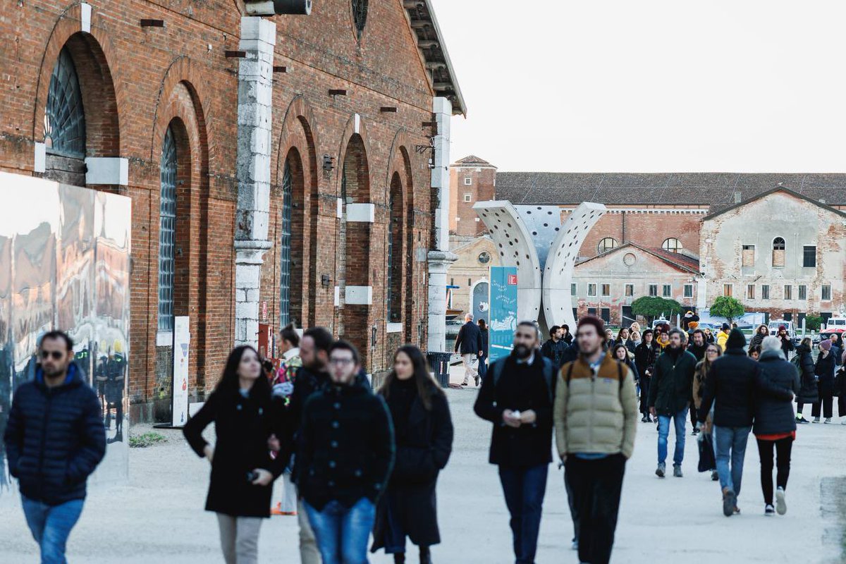 #BiennaleArte2024 #ForeignersEverywhere will feature two Special Projects: at the Arsenale, the #AppliedArtsPavilion, a collaboration between #LaBiennaleDiVenezia and the @V_and_A, will present paintings and collages by Brazilian artist #BeatrizMilhazes, which overlay the