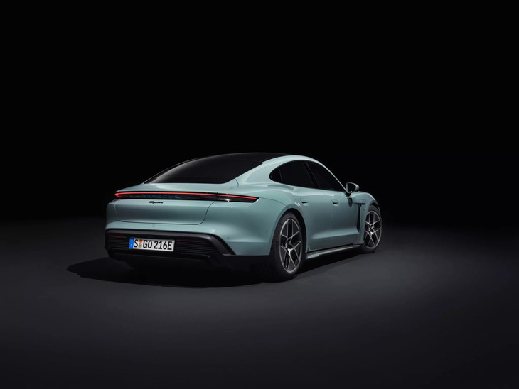 facundopea's tweet photo. 🔥🚗 Porsche Taycan 2024: Mạnh Mẽ Hơn Bao Giờ Hết

📈🌟 Porsche Taycan vừa ra mắt phiên bản facelift 2024 với nhiều cải tiến đáng kể về thiết kế, công nghệ và hệ truyền động.

🎨🔧 Thiết Kế Đặc Biệt
* Ngoại thất được cải tiến với vòm bánh trước mới, đèn pha LED tiên tiến và hốc gió làm mới khung ngoài. Xe sở hữu 3 cấu hình thân xe khác nhau, từ sedan đến wagon và wagon gầm cao.

⚡️🔋 Sức Mạnh Tăng Cường
* Taycan Turbo S được nâng cấp mạnh mẽ lên đến 938 mã lực, giúp xe tăng tốc từ 0-100km/h chỉ trong 2,3 giây. Taycan trở thành một trong những mẫu xe Porsche mạnh nhất trên thị trường.

🚀🛣️ Tầm Vận Hành Nâng Cao
* Pin điện cải tiến giúp xe có khả năng chạy xa hơn, với bản cao cấp chạy được 680km mỗi lần sạc. Tốc độ sạc tối đa cũng được nâng lên 320 kW, giúp việc sạc trở nên nhanh chóng và tiện lợi.

🎯💻 Cải Tiến Hệ Thống Thông Tin Giải Trí
* Cabin xe được cập nhật với màn hình gọn gàng, nhiều tính năng mới, hỗ trợ Apple CarPlay và nhiều trang bị tiện ích khác như đèn nền, bàn sạc điện thoại không dây.

💰📈 Giá Bán và Thị Trường
* Giá khởi điểm cho Porsche Taycan 2024 là 101.395 USD, cao hơn so với phiên bản trước. Taycan đã bán ra gần 150.000 xe trên toàn cầu từ khi ra mắt vào năm 2020, và phiên bản facelift hứa hẹn mở bán rộng rãi từ giữa năm 2024.

Porsche Taycan 2024 không chỉ mạnh mẽ hơn, mà còn mang đến trải nghiệm lái xe điện tiên tiến và đẳng cấp hơn bao giờ hết.