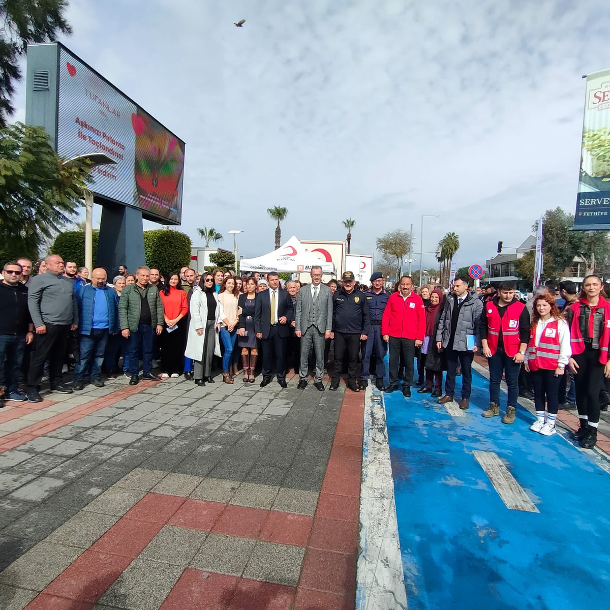 fethiyegovtr's tweet photo. Kaymakamımız sayın İsmail Hakkı ERTAŞ, Türk Kızılay Fethiye Şubesi ile beraber düzenlemiş olduğu Kan Bağış organizasyonuna katıldı.

@IHErtas 
@turk_subesi 
#TeşekkürlerFethiye
#BirbirimizeCandanBağlıyız
#KanVerCanVer
#İyilikKanımızdaVar
#BirDamlayaBinUmut https://t.co/nJGz61S6w9