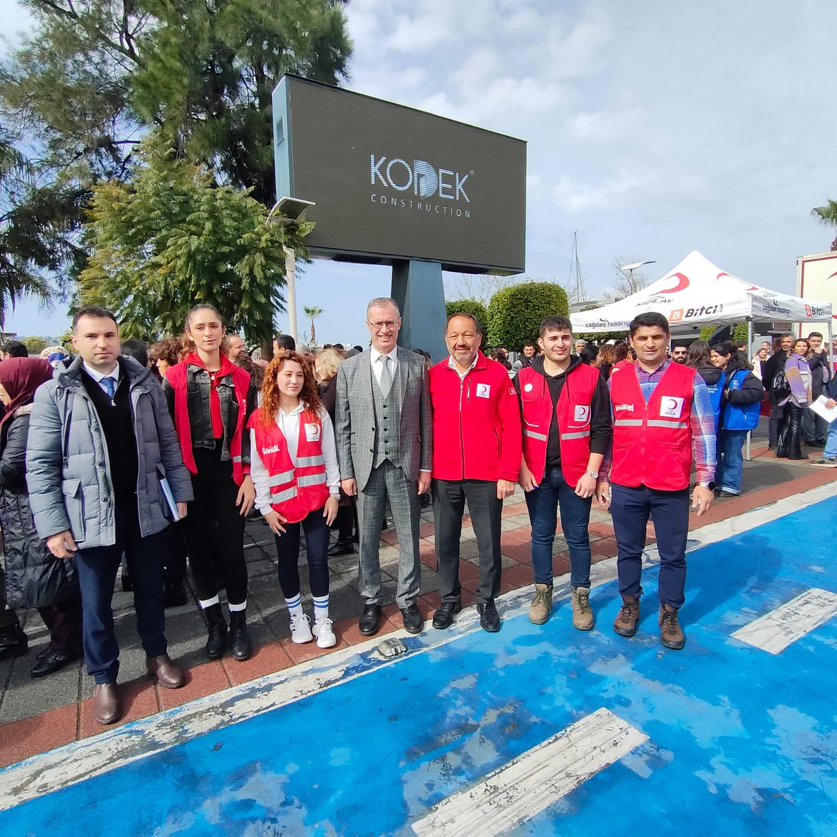 fethiyegovtr's tweet photo. Kaymakamımız sayın İsmail Hakkı ERTAŞ, Türk Kızılay Fethiye Şubesi ile beraber düzenlemiş olduğu Kan Bağış organizasyonuna katıldı.

@IHErtas 
@turk_subesi 
#TeşekkürlerFethiye
#BirbirimizeCandanBağlıyız
#KanVerCanVer
#İyilikKanımızdaVar
#BirDamlayaBinUmut https://t.co/nJGz61S6w9