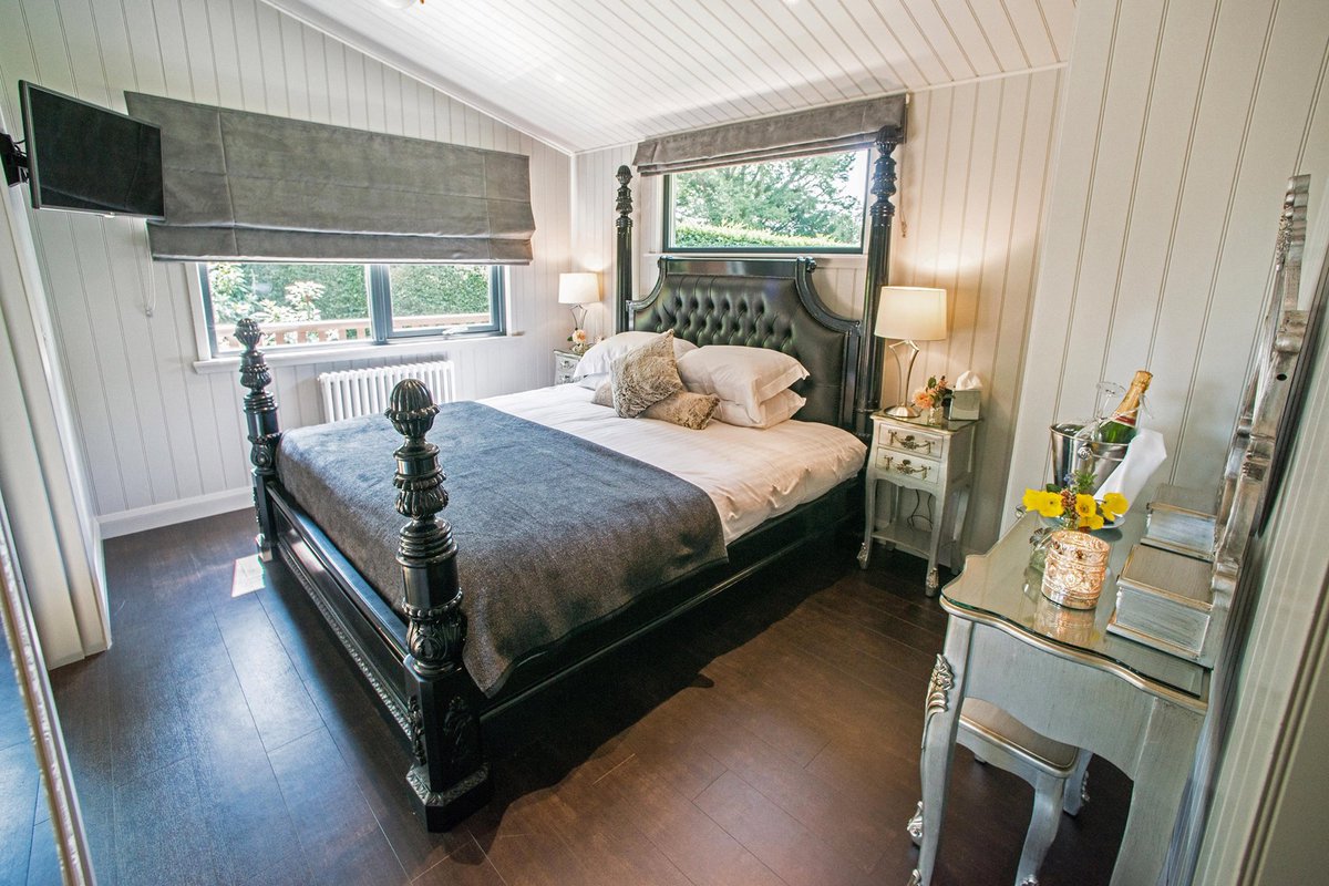 Introducing "The Retreat" - where your only dilemma is whether to soak under the sun, or stars. Step inside and be greeted by the epitome of indulgence - not one, but TWO sunken spa baths, one inside and one out. VISIT bit.ly/3UqUoBR TO BOOK NOW OR CALL 015394 45566