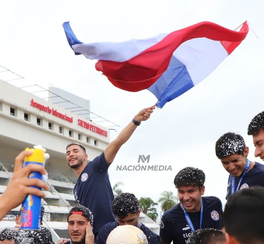 Leguizamón: me siento más argentino que paraguayo

Leguizamón después de 12 horas de butifarra, so'o apu'a, corrupción, nepotismo y asalto en la vía pública: