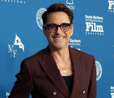 king27yan's tweet photo. The star "Iron Man" arrived at the International Film Festival taking place these days in Santa Barbara, wearing a necklace with the inscription in Hebrew: "Alive". https://t.co/q2ED70OxEF