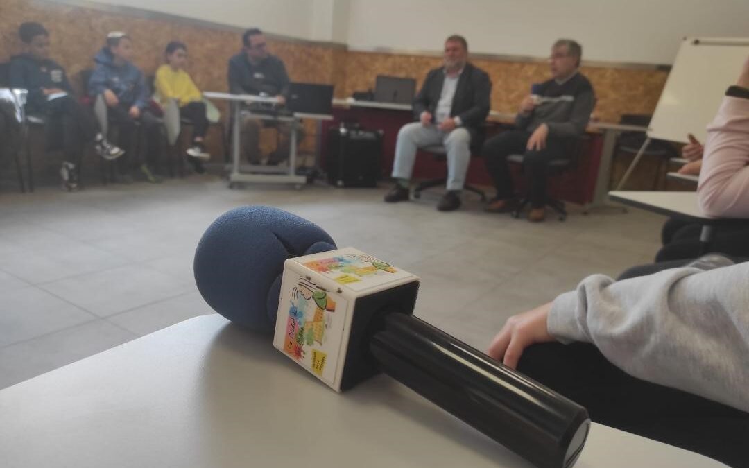 #DiaMundialdelaRadio La infancia en las ondas: conoce los proyectos radiofónicos de los consejos de participación, entre ellos, Menuda Voz de Carbajosa de la Sagrada ciudadesamigas.org/dia-de-la-radi…