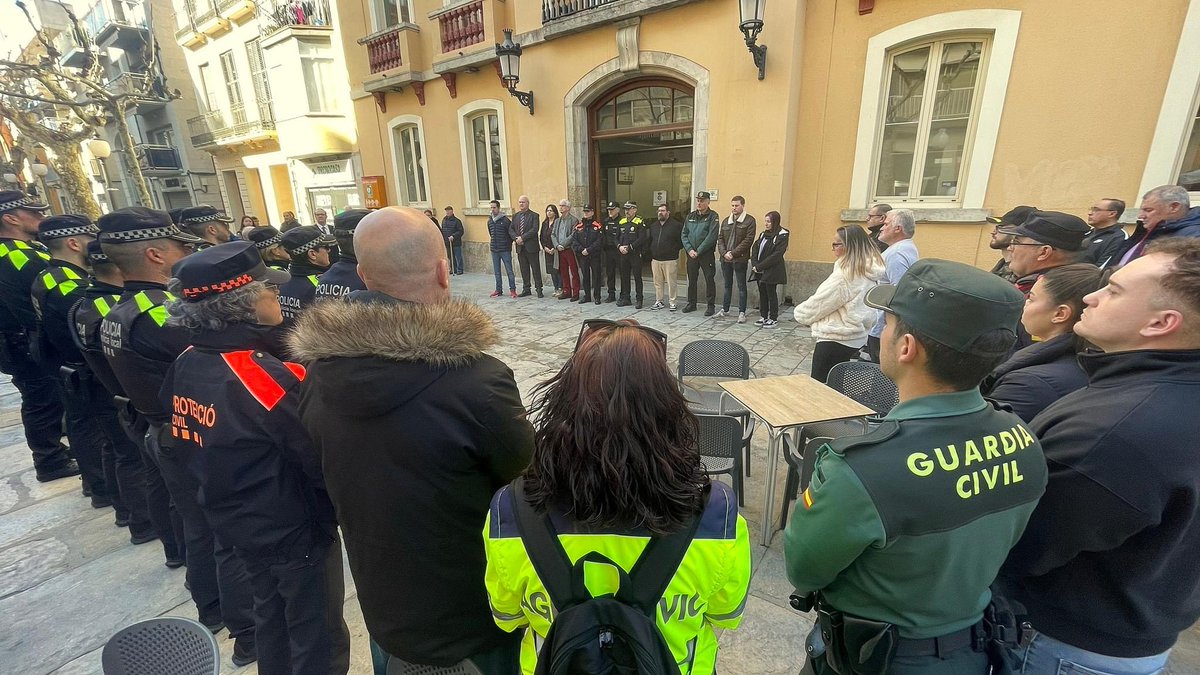 Cristhiancloud's tweet image. Mientras la inmensa mayoría nos hemos reunido delante del ayuntamiento de @Blanes_cat para un minuto de silencio  por los guardias civiles asesinados en Barbate, grupos como @juntsperblanes @ercblanes @blanescomupodem desprecian a las FCSE y ni aparecen sus representantes.