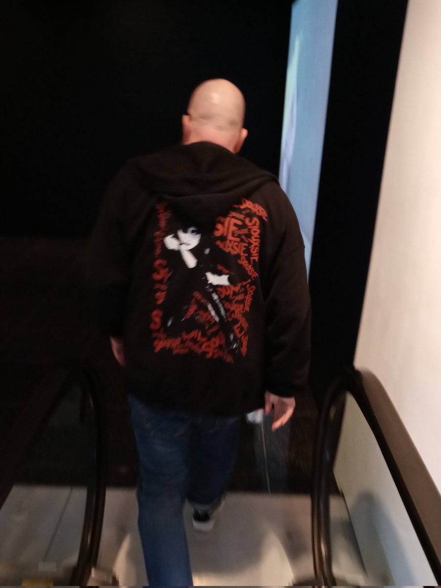 GeneGritzan's tweet photo. I've got your back Siouxsie Sioux... #punk #goth #gothic #uk #newwave #punkrock #IgotUrBack #nyc #streetlife #photography #art #style #fashion #siouxsie https://t.co/5hUXq2iXUb