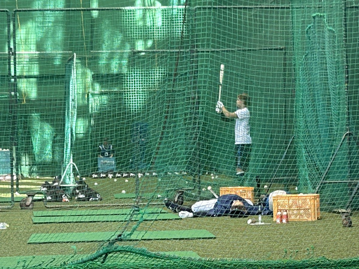 K94273274's tweet photo. 佐藤龍世さんの1日
全体練習→LIVE BP→室内で振り込む
→疲れて寝そべる→取材→ファンサービス→なんかの仕事→ファンサービス

ほんまにすごい頑張ってた
龍世の素晴らしさみんなに伝わってほしい
実際に結果も残してるわけだしもっと評価されて欲しい https://t.co/GGWRvEaikO