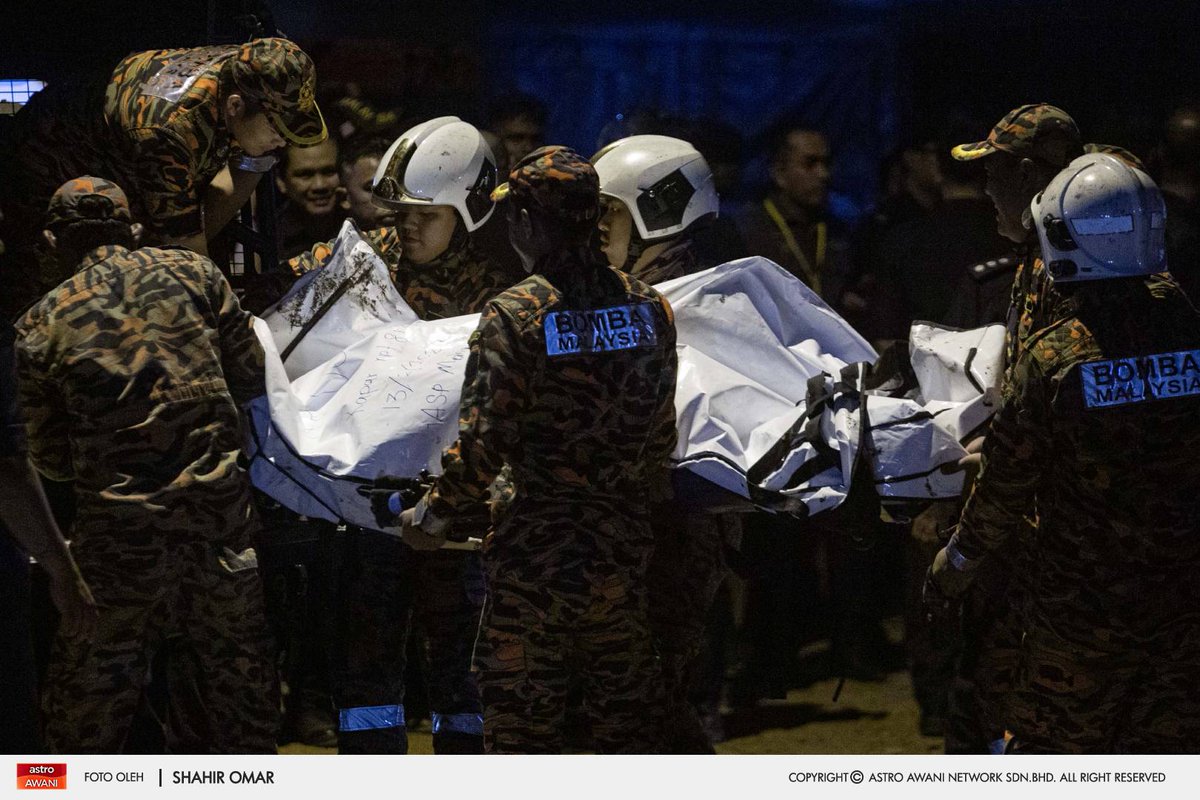 501Awani's tweet image. Anggota bomba mengusung kedua-dua mangsa yang terlibat dalam nahas udara di Kampung Tok Muda, Kapar, telah berjaya dibawa keluar dari bangkai pesawat ringan kira-kira jam 7.55 malam tadi.

Kedua-dua mayat itu dibawa menaiki trak Polis Diraja Malaysia yang berasingan, dan akan…