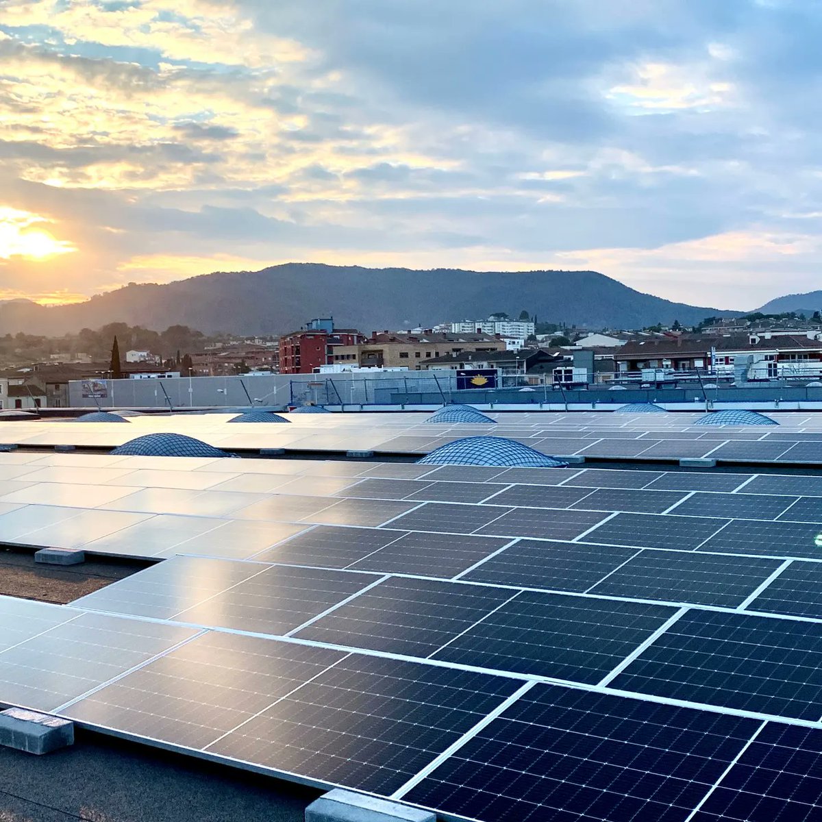 FiraIMPULSA's tweet photo. Més expositors que vindran a la #FiraImpulsa24! 👇

🔋 @SolarCasaEnergy: Passa't al Sol, l'energia que mou el món!

📆 Fira Impulsa del 29 de febrer al 3 de març a Figueres!

Més info al nostre web: https://t.co/lJjQ1n6TmE

#TransicioEnergetica #eficienciaenergetica #fotovoltaica https://t.co/IeVgLd5Cv0