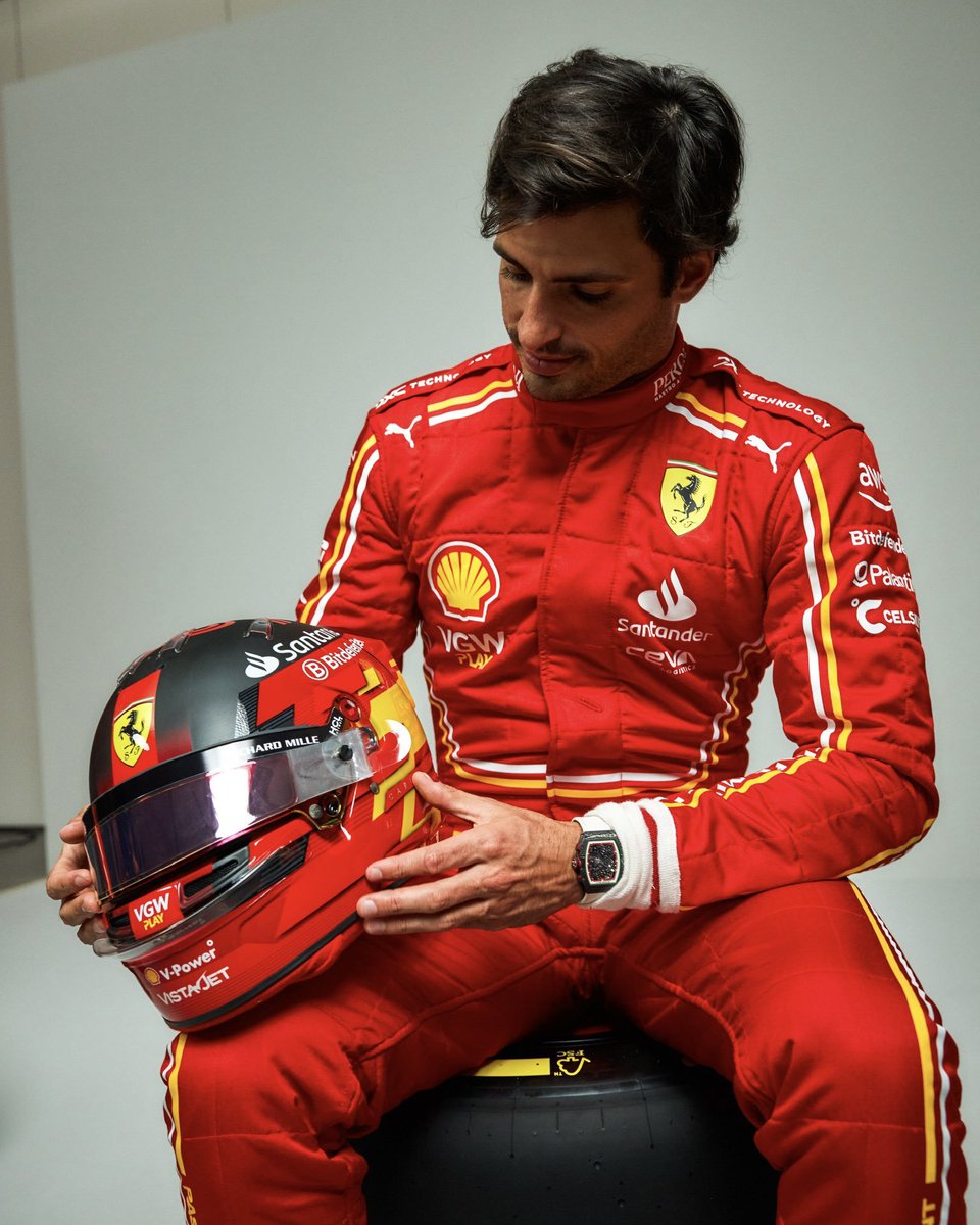 sextappen's tweet photo. 🧵New thread: all of Carlos' helmets since 2012 https://t.co/xJltKNYRDu