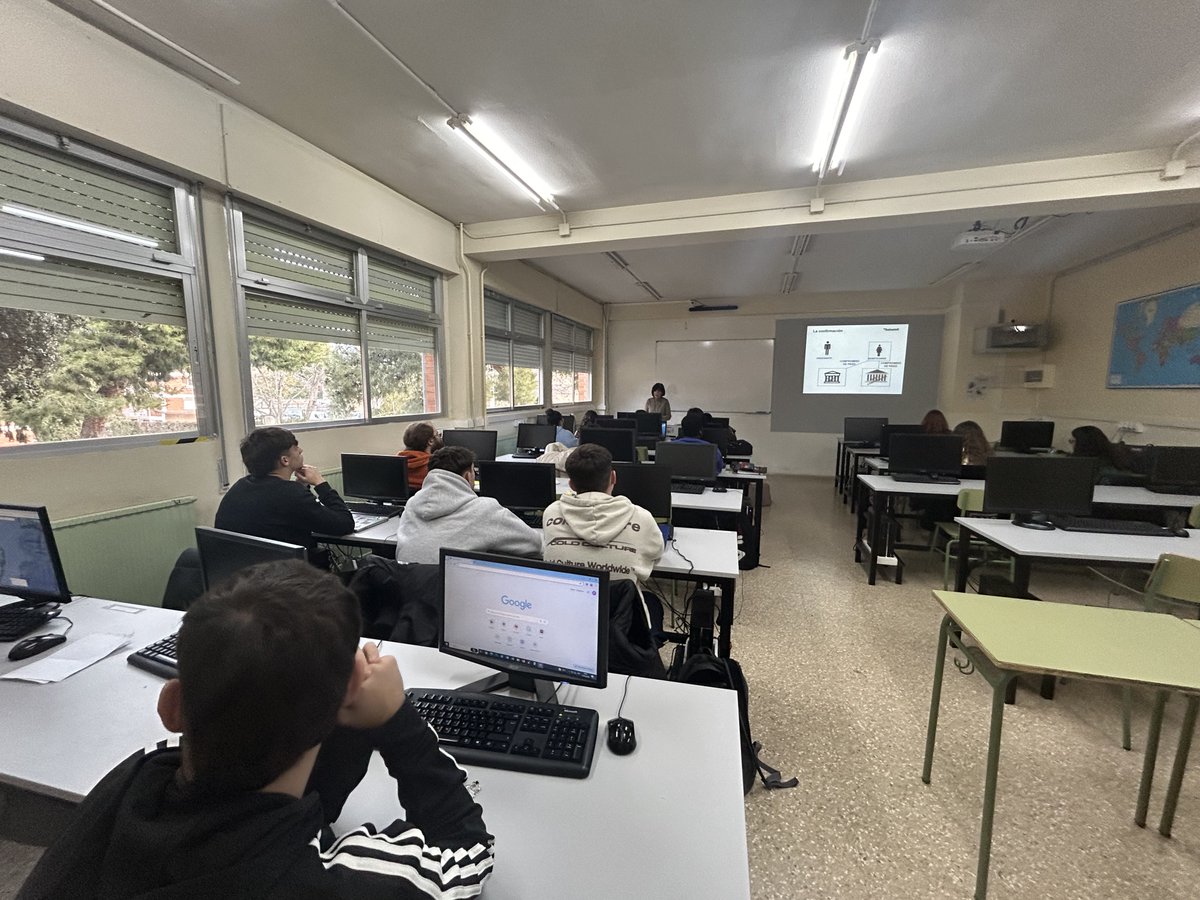 Alumnado del módulo de Medios de Pago Internacionales del Grado Superior de Comercio Internacional recibieron ayer la visita de Alicia Vicente, Directora de Negocio Internacional del @bancosabadell. #CPIFPLosEnlaces, acercando la realidad a las aulas.