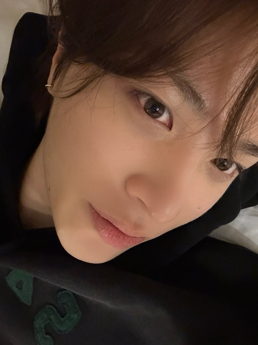 Dibalik hoodie hitam, aku merangkul kamera untuk berbagi momen-momen spesial dengan Treasure Maker. Setiap selfie adalah cara aku mengungkapkan rasa terima kasihku pada mereka. Semoga mereka menyukainya seperti aku menyukai momen bersama mereka.