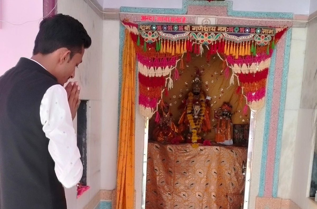 Rameshborwara's tweet photo. आज अतिप्राचीन #भाण्डवपुर जैन #महातीर्थ में #तत्त्वत्रयी #प्रतिष्ठा उत्सव में सम्मिलित हुआ। एवं लौटते वक्त सायला में श्री बाबा रामदेव जी के दर्शन किए।

#bhandavpur #bhandavpur_jain_mahatirth_rajasthan 

#Borwara #Unri #Sayla #Jalore #rajasthan #RameshBorwara #बोरवाडा #सायला #जालौर https://t.co/6YOyT4ZybK