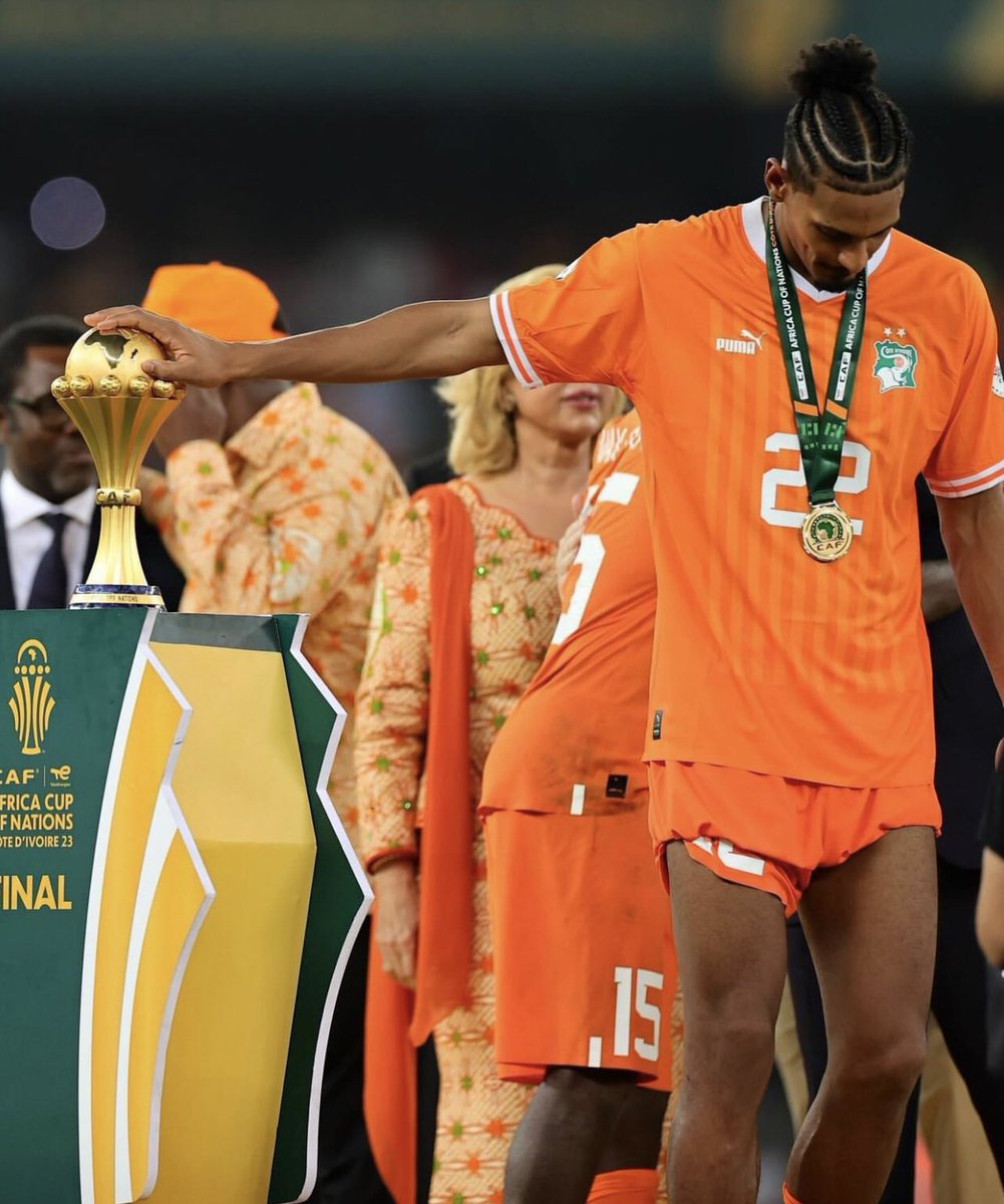 InfosHits2babi's tweet photo. Le président Alassane Ouattara offre : 

- 100 millions au coach Faé,
- 400 millions pour le staff technique 
- À Chaque joueur 1 villa de 50 millions, une enveloppe de 50 millions 
- 300 millions à la FIF

#can #can2023 #Ado https://t.co/UkO2QuL3mv