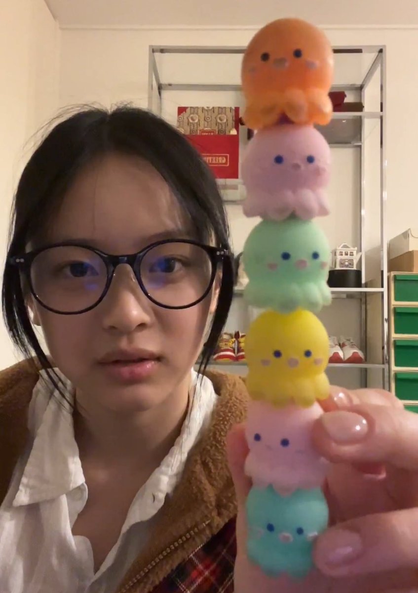 tina2nHR's tweet photo. this was a gift given by Haerin to Hanni for her birthday when they were still trainees. My heart 😭 https://t.co/rHomIKeCI3