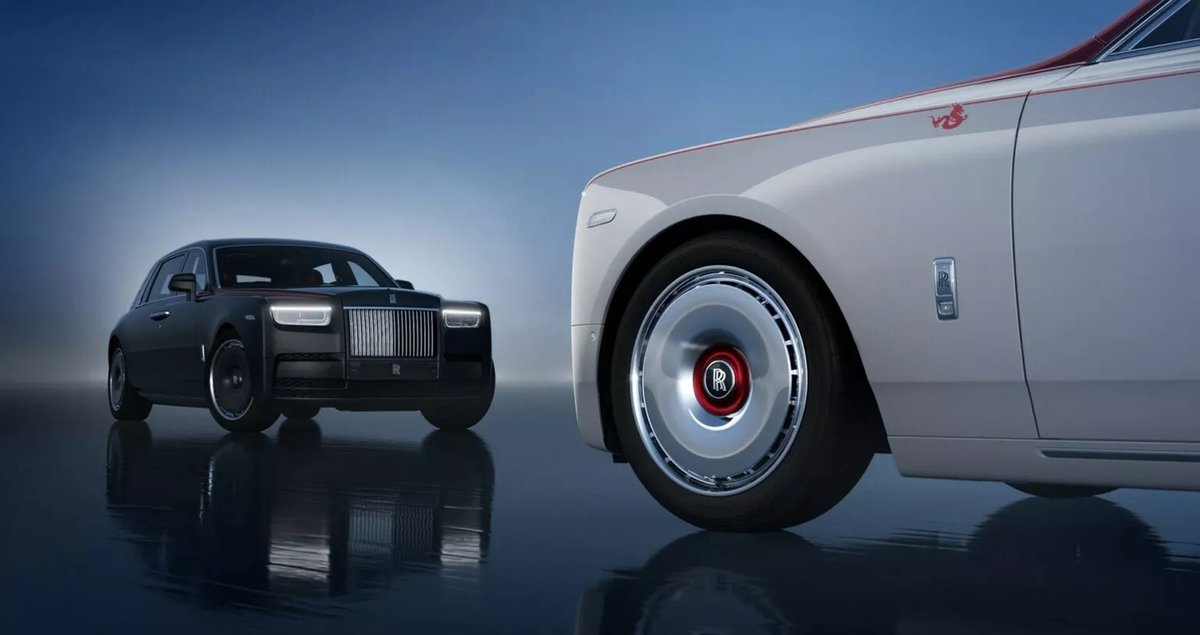 thatahamaral's tweet photo. 🐉🚗 Rolls-Royce ra mắt phiên bản đặc biệt chào đón năm con Rồng, với họa tiết rồng tinh tế và chi tiết phức tạp

Rolls-Royce đã giới thiệu 4 phiên bản đặc biệt trước Tết Nguyên đán, bao gồm một chiếc Cullinan và ba chiếc Phantom Extended, hướng đến việc chào đón năm con Rồng. Mỗi chiếc xe được thiết kế với họa tiết rồng từ trong ra ngoài, cùng với bầu trời sao độc đáo, tạo nên vẻ đẹp và sự sang trọng đặc biệt.

Các phiên bản đều có màu sơn và thiết kế khác nhau, từ màu xám Selby và đỏ Cherry trên Rolls-Royce Cullinan đến hai tông màu đỏ Cherry và bạc trên Phantom Extended. Thiết kế hai tông màu cùng chi tiết họa tiết rồng được vẽ bằng tay trên thân xe đều độc đáo và phức tạp.

Bên trong cabin của 3 trong số 4 phiên bản đặc biệt, táp lô được trang trí với họa tiết rồng được vẽ tay, tạo nên không gian đậm chất "rồng". Chi tiết này mất hơn 2 tuần để hoàn thiện, với nhiều lớp sơn đỏ phủ lên nhau để tạo cảm giác sống động và đẹp mắt.

Đặc biệt, trần xe "chòm sao rồng" được tạo thành từ 677 "ngôi sao" và 667 đèn bổ sung ánh sáng, mang đến một tầm nhìn ấn tượng và lấp lánh. Việc thiết kế và phát triển trần xe này mất tới 3 tháng, và việc lắp đèn cũng tốn hơn 20 giờ để hoàn thành.

Ngoài ra, các chiếc Phantom Extended còn được trang bị bàn dã ngoại phía sau sơn màu đen piano và trải thảm lông cừu độc đáo. Rolls-Royce cho biết các tác phẩm nghệ thuật trên xe được tạo từ sợi carbon, thể hiện sự năng động và chuyển động không ngừng.

Rolls-Royce đã tạo ra những chiếc xe độc đáo và tinh tế, đồng thời thể hiện sự kỹ lưỡng và tinh tế trong từng chi tiết, chào đón năm mới đầy may mắn và thịnh vượng. 🐉🚗
