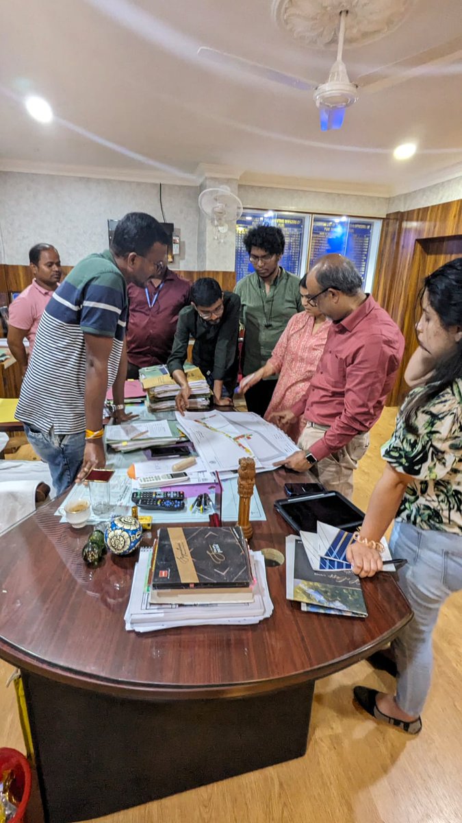 Interesting insights as we brainstorm & witness technology-land admin interactions in #Odisha at the 'Revenue' Dept and 'Housing & Urban Dev' Dept delivering services to (rural & urban) land owners & #landright to slum dwellers. @FLAMEUniversity -@Center4Land #ResearchProject