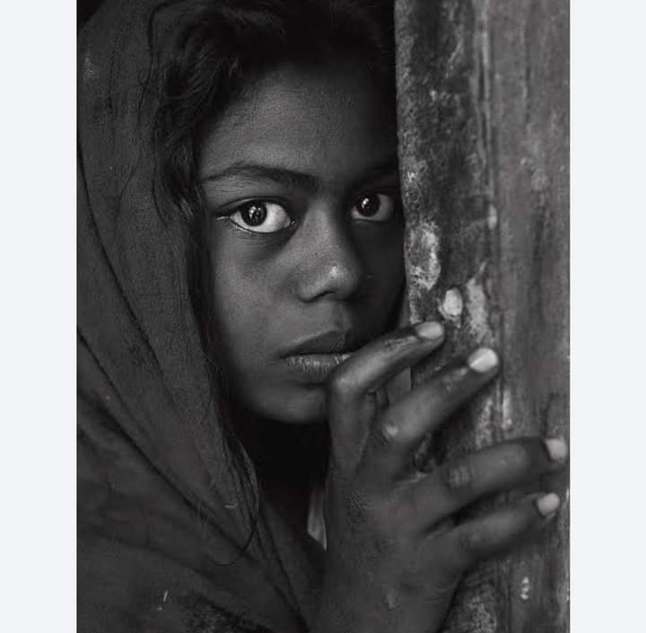 SaifAil007's tweet photo. یہ " بدصورت " لفظ کس قدر سفاک شخص نے تخلیق کیا ہوگا یہاں تو ہر کوئی دلنشیں، دلچسپ ہے۔
 شاید اس نے سوچا ہی نہیں ہوگا کہ یہ لفظ کسی کے نازک سے دل کو روند بھی سکتا ہے، یہ کسی کے جذبات کو کچل بھی سکتا ہے، یہاں تو ہر شخص قابلِ عزت اور قابلِ محبت ہے __🥹🖤🫶🏻 https://t.co/VIP19EGzRI